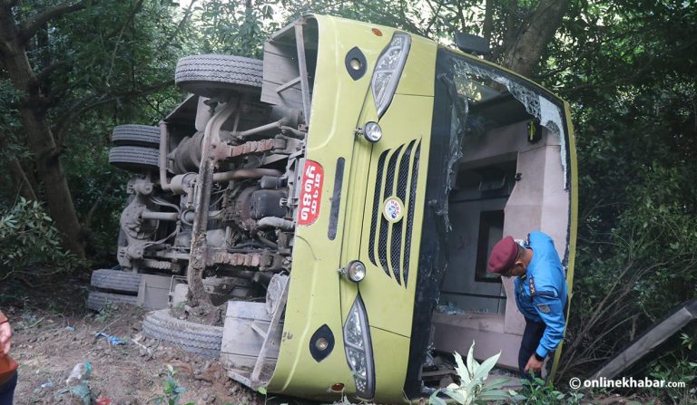 अस्पतालका कर्मचारी बोकेको बस दुर्घटनामा १ जनाको मृत्यु