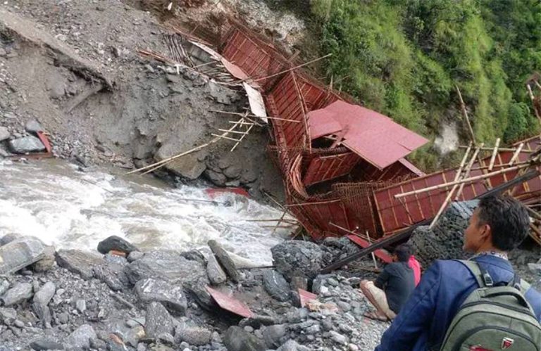 दोलखामा निर्माणाधीन पुल भत्कियो, प्राविधिक गडबडी देखेर रोकिएको थियो काम