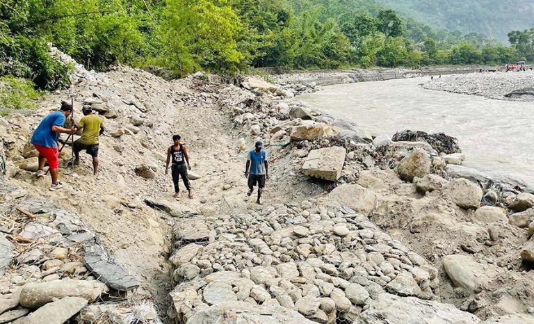 बगरफाँट बस्ती जोगाउन म्याग्दी नदीमा तटबन्ध