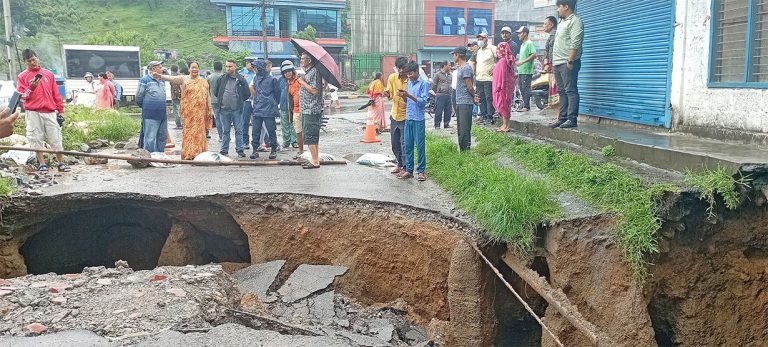 पोखरामा बाटोसँगै घर भासियो