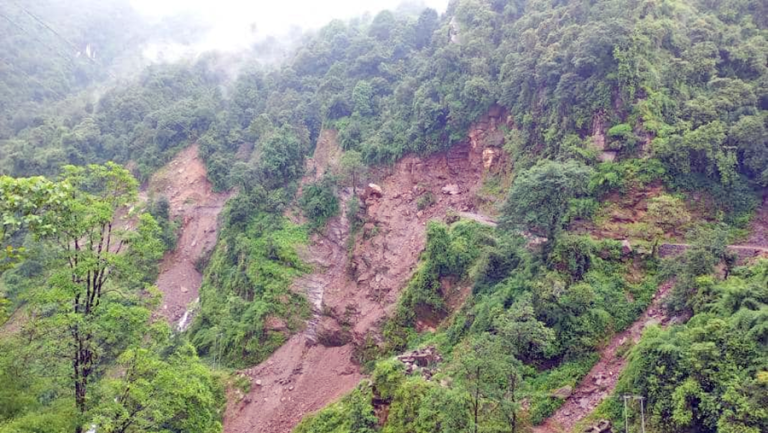 सिक्लेस-पोखरा सडकमा आधा दर्जन पहिरो, ३ दिनदेखि आउ-जाउ बन्द