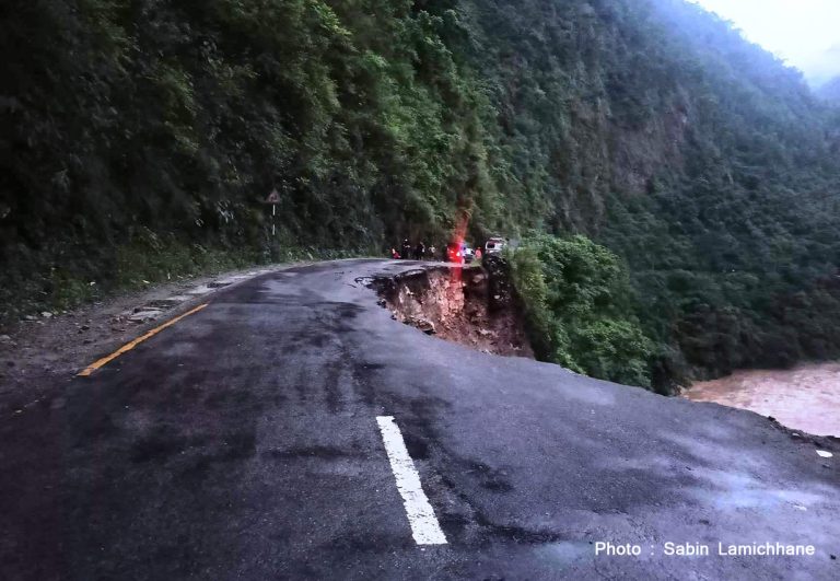 आँबुखैरेनीमा सडक भासियो, दुईतर्फी यातायात अवरुद्ध