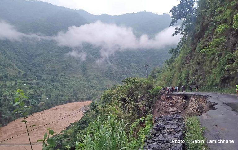 सडक भासिएको स्थानबाट कार खसेको देखियो, गोताखोर परिचालित