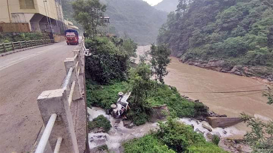 पुलबाट टिपर खस्दा चालकको मृत्यु