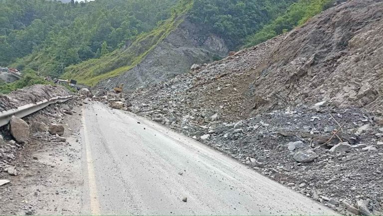 गुडिरहेको स्कुटर र मोटरसाइकल पहिरो खस्दा ३ जना घाइते