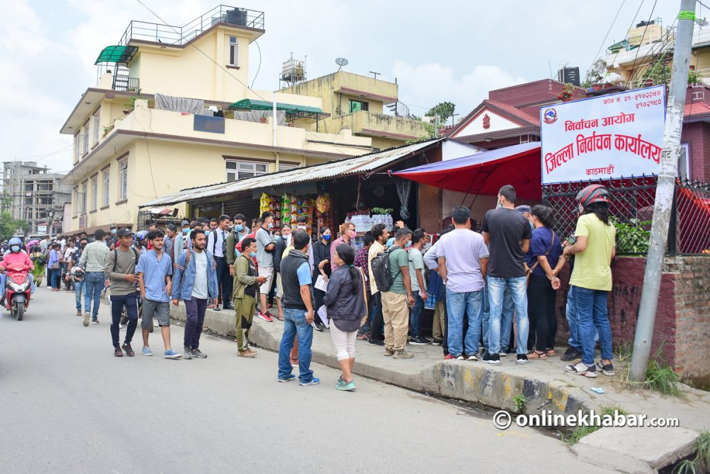 मतदाता बन्न ४ घण्टादेखि लाइनमा