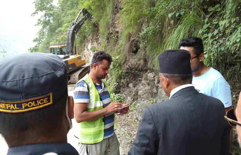 आँबुखैरेनीमा पहिरोले अवरुद्ध सडक खोल्न भित्ताे खार्न थालियो