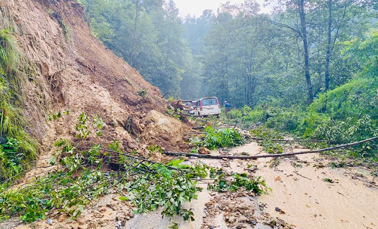 गलकोट क्षेत्रमा पहिरो जाँदा घरगोठ र पशुधनको क्षति