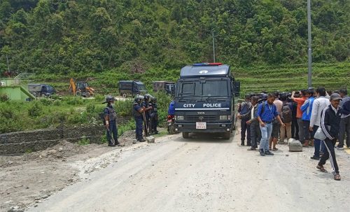 बल प्रयोग गरेरै बन्चरेडाँडामा फोहोर लगिने