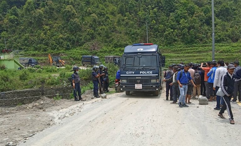 दुई एसपीको कमान्डमा बञ्चरेडाँडामा फोहोर फालिंदै