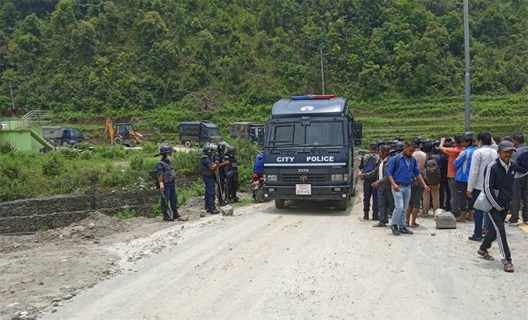 दुई एसपीको कमान्डमा बञ्चरेडाँडामा फोहोर फालिंदै