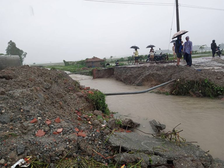 रङ्गेली–विराटनगर सडकको कल्भर्ट बाढीमा बग्यो