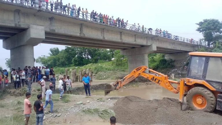 बेपत्ता युवक खोज्न डोजरसहितको प्रहरी टोली