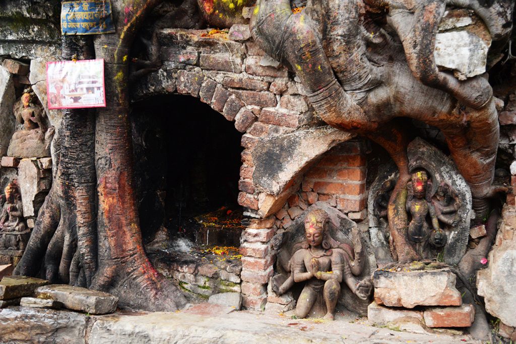 काठमाडौंमा ‘भगवान’ पनि सुरक्षित छैनन् (फोटो फिचर)