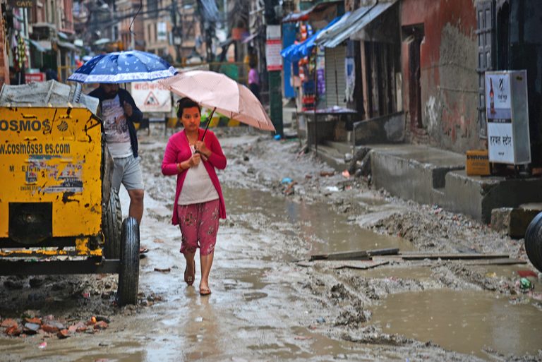 बर्खा लाग्यो, काठमाडौंमा हिंड्नै गाह्रो भो ! (फोटो फिचर)