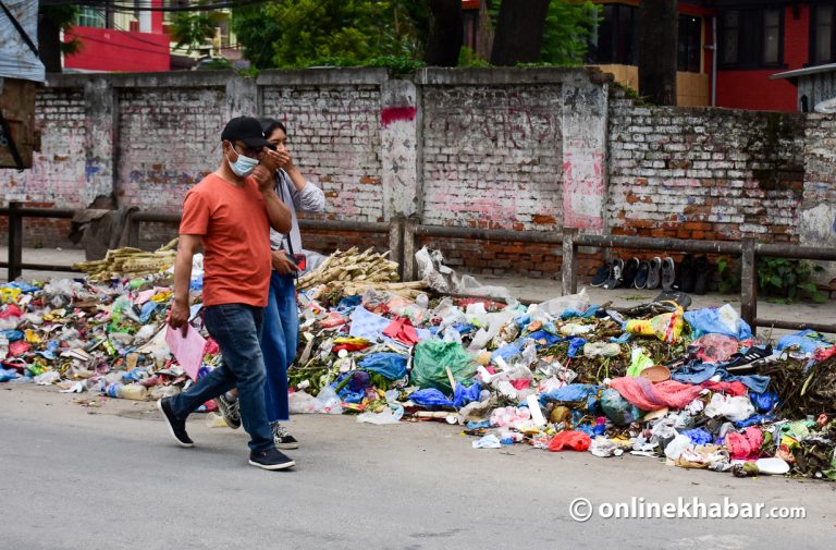 काठमाडौंका सडकमा फेरि किन थुप्रिन थाल्यो फोहोर ?