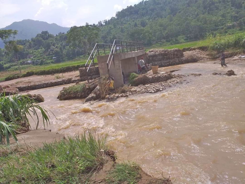 बाढीले खारखोलाको पुलमा क्षति, बालबालिकालाई विद्यालय जान समस्या