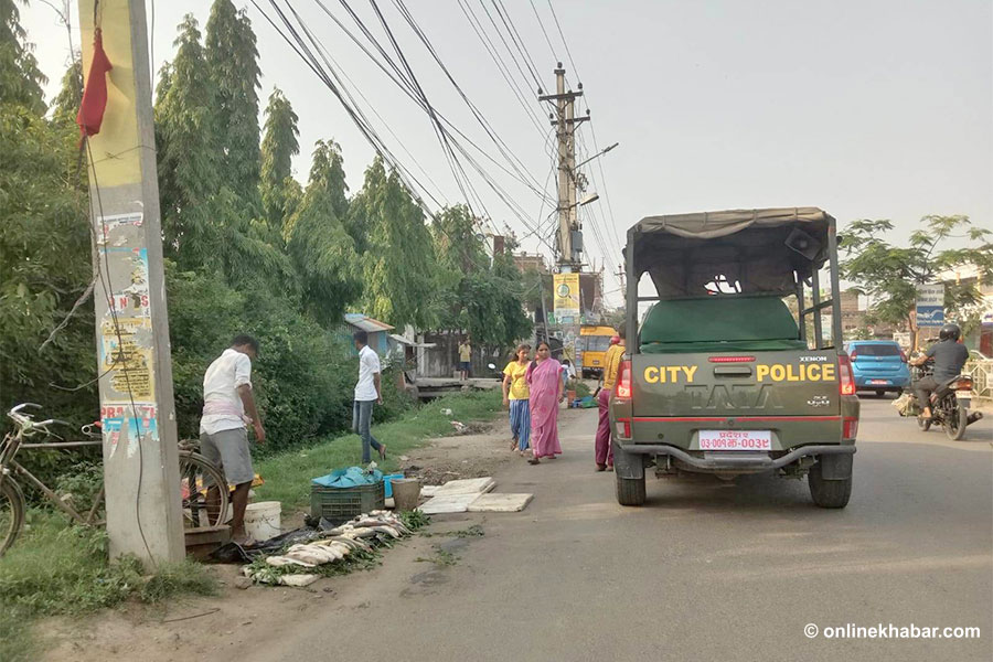 वीरगञ्जको मुख्य सडकमा माछा बेच्न रोक, व्यवस्थित ठाउँ दिन माछा व्यापारीको माग