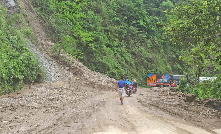 चुम खोलाको पहिरोले पृथ्वी राजमार्ग अवरुद्ध