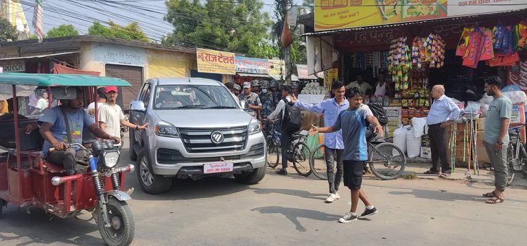 मूल्यवृद्धिको विरोधमा एमाले कार्यकर्ताले सरकारी गाडीका चाबी खोसे