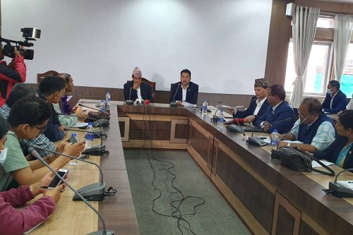 निगमलाई प्रश्न-पेट्रोल पम्पलाई लाभ हुने गरी इन्धनको मूल्य बढाइएको हो ?