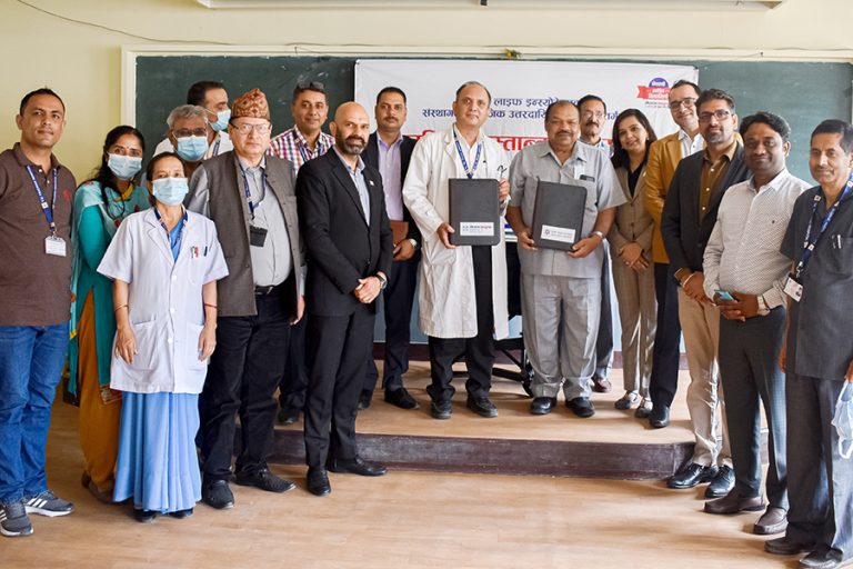 नेपाल लाइफ इन्स्योरेन्सद्वारा शिक्षण अस्पताललाई १०० थान ह्विलचेयर हस्तान्तरण