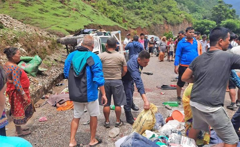 स्वर्गद्वारीमा तीर्थयात्री बोकेको जीप दुर्घटना : १ जनाको मृत्यु, १४ जना घाइते