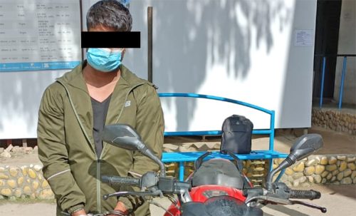 चोरीको मोटरसाइकलसहित गोंगबुबाट एकजना फक्राउ