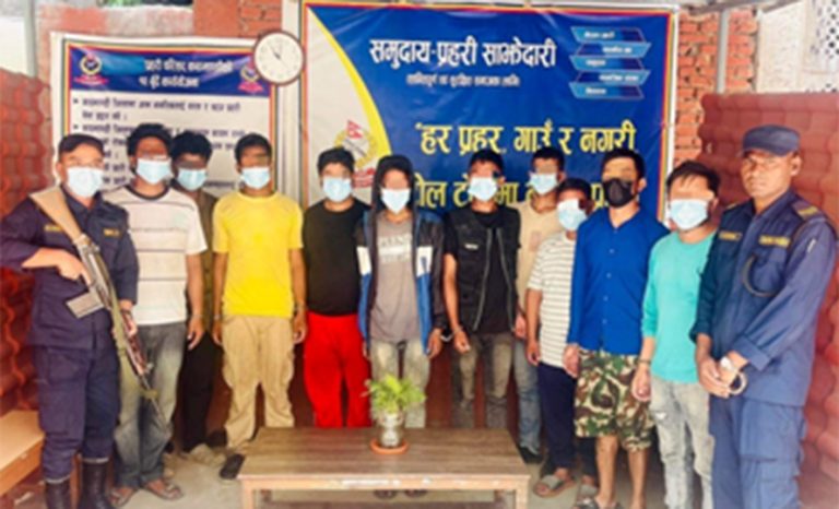 सुमो काउण्टरमा यात्रुलाई हैरानी दिएको आरोपमा बल्खुबाट १० जना पक्राउ