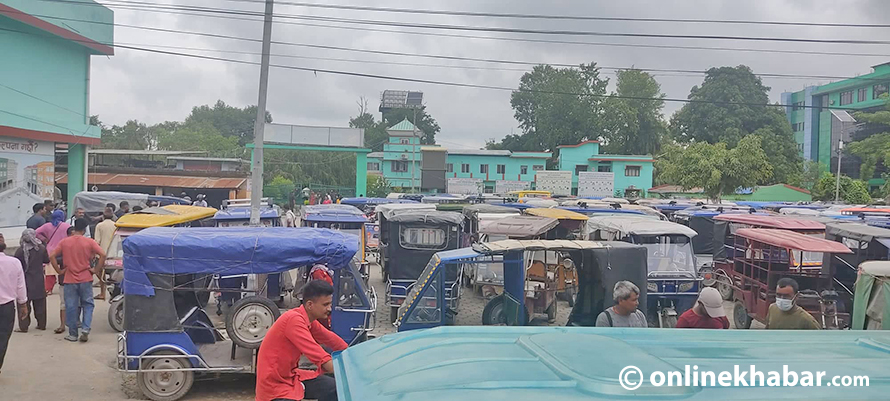 धनगढीमा सेवा ठप्प पारेर विद्युतीय रिक्सा चालकहरु आन्दोलित