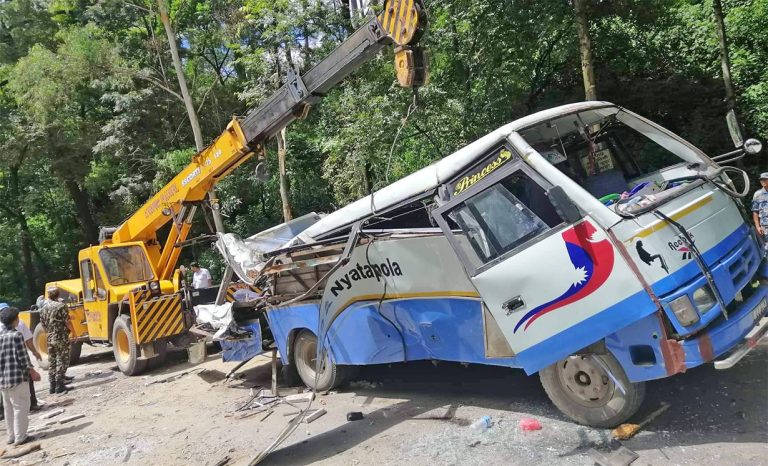 भक्तपुरमा रुखले बस र स्कुटर च्याप्दा ३ जनाको मृत्यु