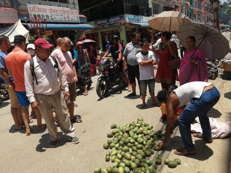 दमौलीमा पनि नगरप्रहरीले उठाउँछ फुटपाथका पसल