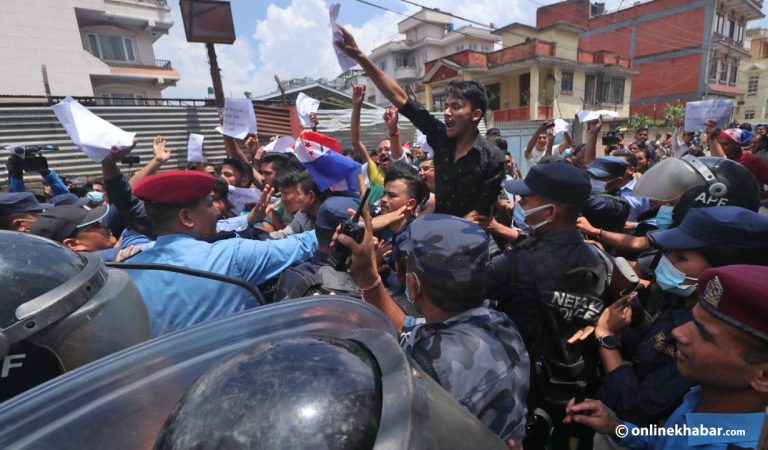 देउवा पार्टी कार्यालय प्रवेश गर्न लाग्दा नाराबाजी