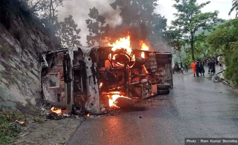 दाउन्नेमा बस पल्टेर आगलागी हुँदा ३१ जना घाइते