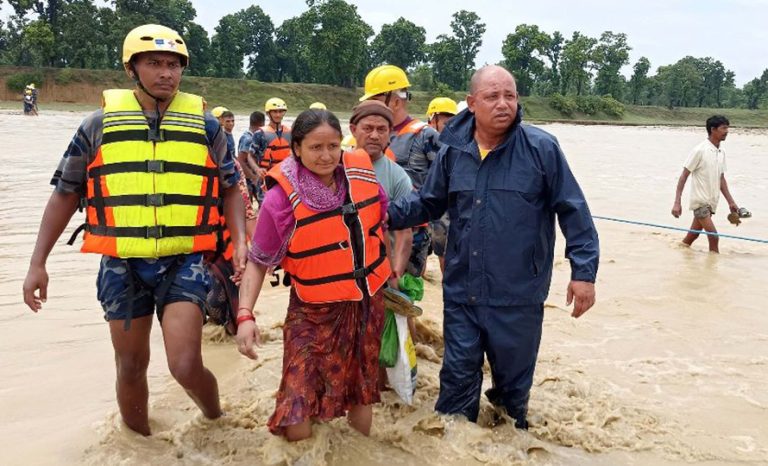 च्याउ टिप्न जाँदा खोलामा फसेका महिलाको उद्धार