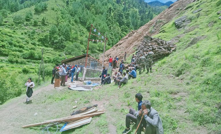 पहिरोमा ज्यान गुमाउनेको परिवारलाई गाउँपालिकाले १ लाख दिने