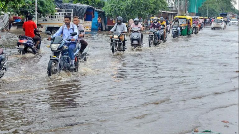 भारतमा भारी वर्षाले जनजीवन प्रभावित, गुजरातमा २४ घण्टामा ६३ जनाको मृत्यु