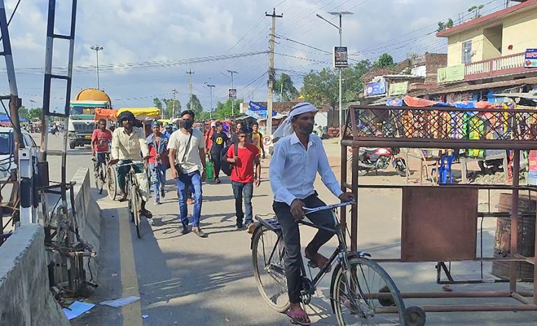 जमुनाह नाकामा सीमापारि जाने उपभोक्ताको लर्को