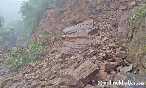 पहिरोले संखुवासभाको मकालु र भोटखोला गाउँपालिकामा सडक अवरुद्ध