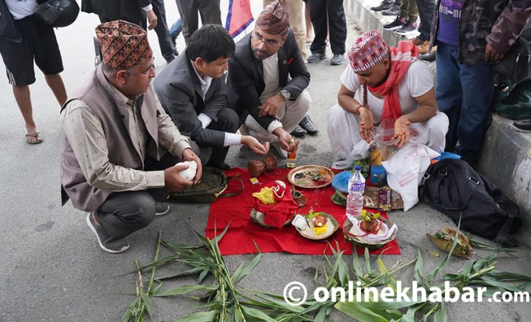 माइतीघरमा लुतो फालेर विरोध प्रदर्शन (फोटो फिचर)