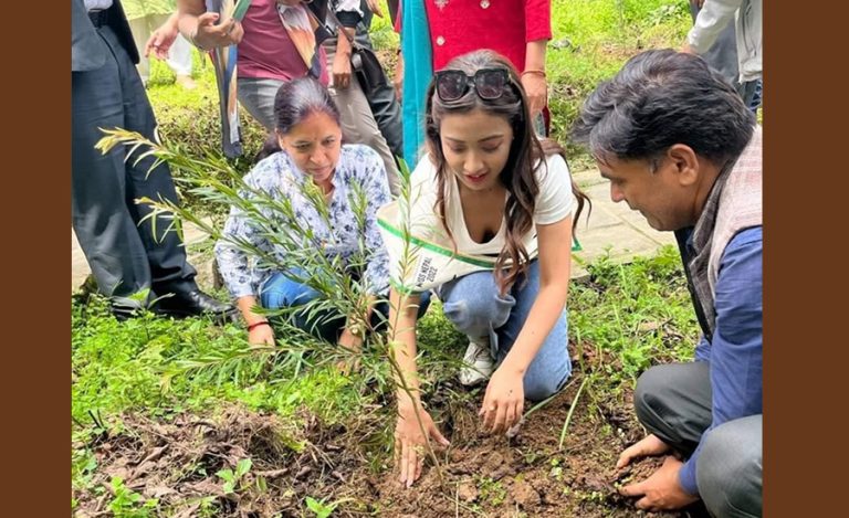 मिस नेपाल अर्थ सरिशाले सुरु गरिन् धुलिखेलमा १५ हजार वृक्ष रोप्ने अभियान