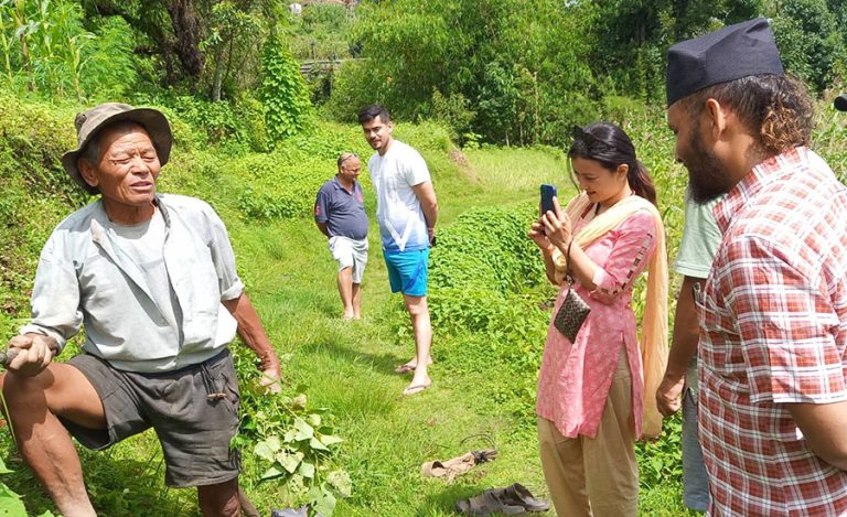 गाउँ डुल्दैछन् विपिन र नम्रता, स्थानीय लवज र भेषभूषा सिक्दै