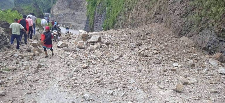 पहिरोले नारायणगढ मुग्लिन सडकखण्ड अवरुद्ध