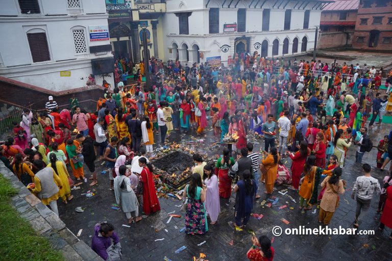 पहिलो साउने सोमबार : पशुपतिनाथमा व्रतालुको भीड (फोटोफिचर)