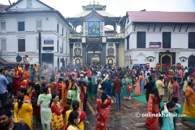 साउने सोमबारको दिन पशुपतिमा ७,५०० रुपैयाँभन्दा कमको विशेष पूजा नगराइने