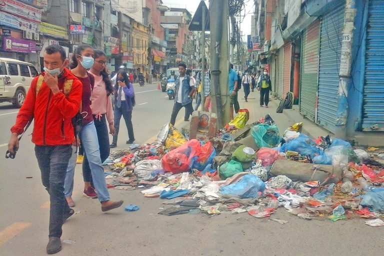 फोहोर उठाउने जिम्मा लिएको कम्पनीले सडकमै फाल्यो फोहोर