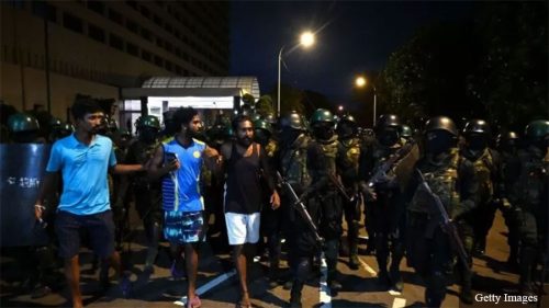 श्रीलंकाका सुरक्षा फौजले हटाउन थाले प्रदर्शनकारीका शिविर