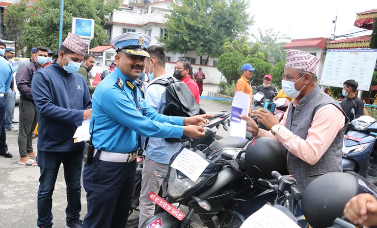 २० वटा मोटरसाइकल सम्बन्धित धनीलाई हस्तान्तरण