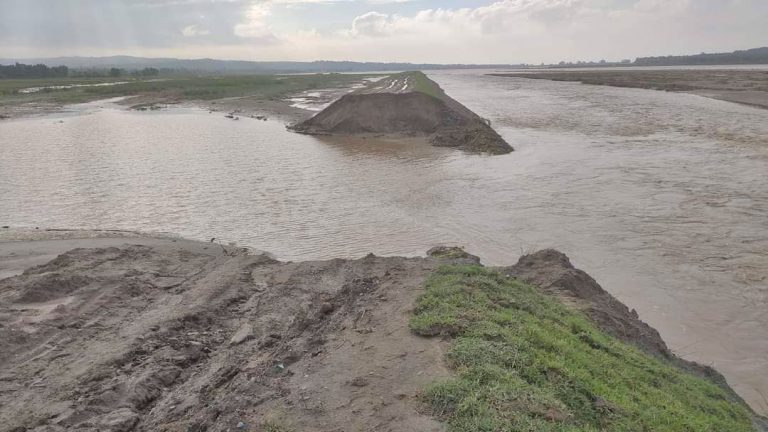 त्रियुगा नदी नियन्त्रणका लागि लगाइएको बाँध भत्कियो, खेतमा पस्यो बाढी
