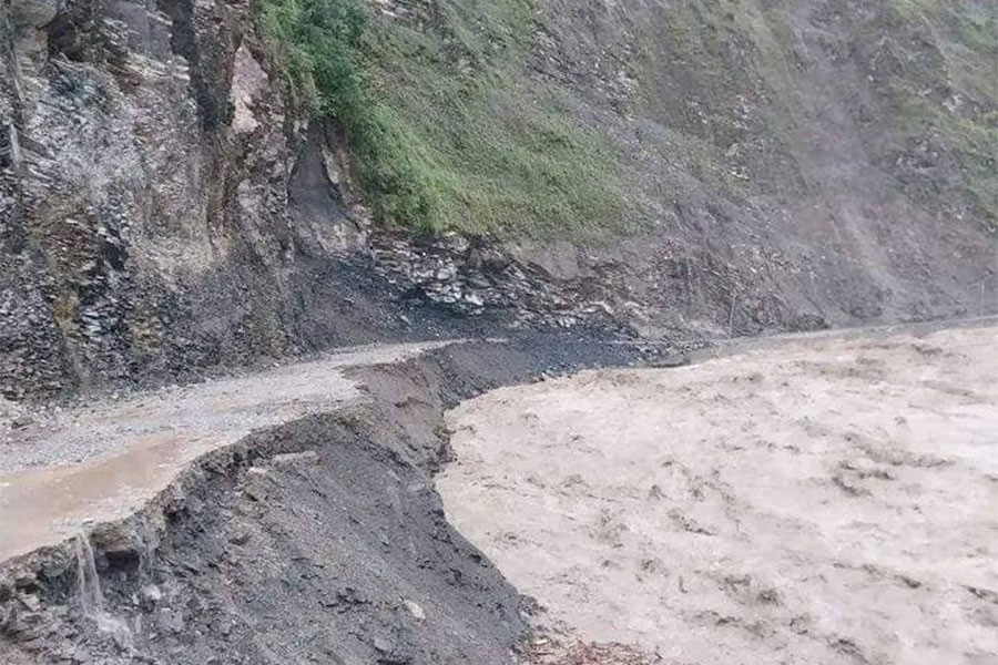 बाढीपहिरोले सुदूरपश्चिमका ३ जिल्लामा मुख्य राजमार्ग अवरुद्ध